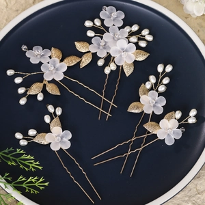 5-piece set of bridal hair pins with white acrylic flowers and gold leaf accents