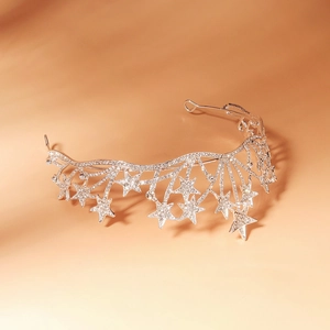 Gros plan d'une couronne d'étoiles en alliage argenté avec des strass pour photos de mode