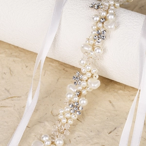 Vue détaillée d'un bandeau de mariée artisanal avec perles blanches et cristaux brillants