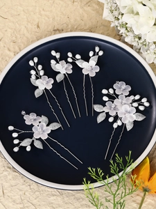 Set of 5 bridal hair pins with white frosted flowers and pearls on silver metal base