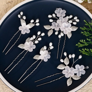 5-piece bridal hair pin set with white acrylic flowers and pearls in elegant arrangement