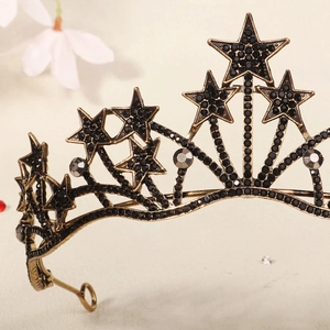 Gros plan d'un diadème étoile vintage en bronze avec ornements de strass noirs complexes