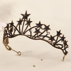 Détails de côté d'une couronne vintage avec strass noirs et cristaux gris