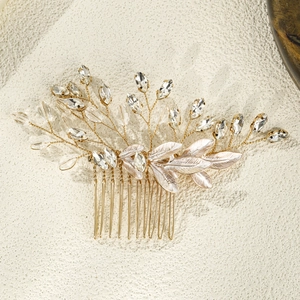 Détail du peigne à cheveux de mariée fait main avec cristaux et feuilles roses
