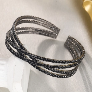Bracelet jonc ouvert multicouche croisé avec strass noirs sur base métallique