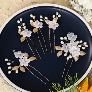 Elegant white acrylic flower bridal hair pins with pearls in a five-piece vintage set