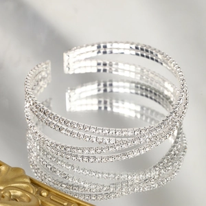 Bracelet jonc ouvert argenté à cinq rangées avec strass brillants et design croisé