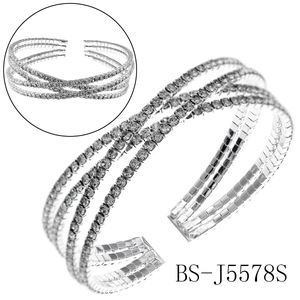 Bracelet manchette croisé multicouche en argent orné de cristaux étincelants