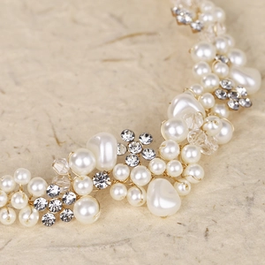 Serre-tête de mariée fait main avec perles blanches, cristaux et fils dorés élégants