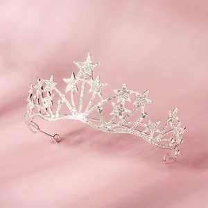 Diadème élégant en forme d'étoile argentée avec strass brillants pour mariages