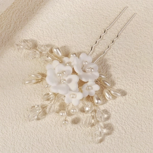 Détail de l'épingle à cheveux mariée avec fleurs en argile, perles et cristaux