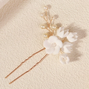Eleganter Braut-Haarnadel mit weißen Tonblumen und Perlen auf einem goldenen U-Clip