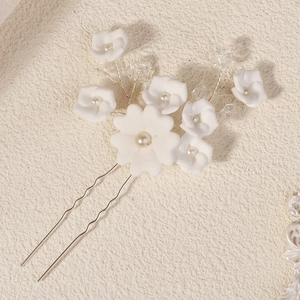 Épingle à cheveux de mariée avec fleurs blanches, perles et cristaux sur base argentée en U