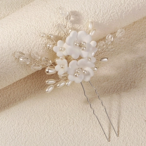 Épingle à cheveux de mariée avec fleurs en argile blanche, perles et cristaux sur épingle en U