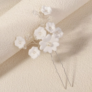 Épingle à cheveux de mariée avec fleurs en argile blanche, perles et cristaux sur tige argentée