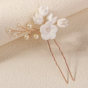 Exquisite Braut Haarnadel mit weißen Tonblumen und Perlen auf goldener U-förmiger Drahtbasis