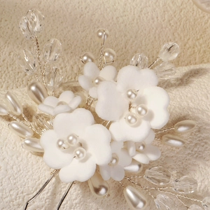 Épingle à cheveux de mariée faite main avec fleurs d'argile, perles et cristaux