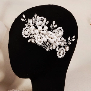 Détail d'un peigne à cheveux de mariée fait main en argent avec perles blanches et strass
