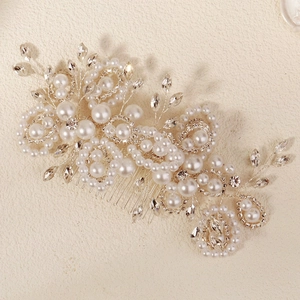 Vue détaillée d'un peigne de mariée avec perles blanches et strass de marquise