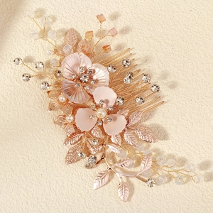 Détail de peigne à cheveux artisanal avec fleurs en métal et perles en cristal