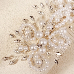 Peigne à cheveux de mariée avec perles et strass sur cuir beige pour un style de mariage