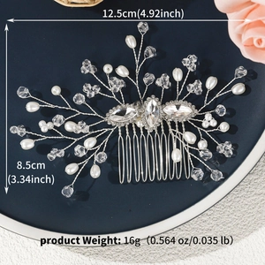 Détail du peigne de mariée avec strass marquise et perles sur un fond bleu élégant