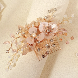 Peigne à cheveux de mariée avec fleurs roses givrées, feuilles en métal doré et perles