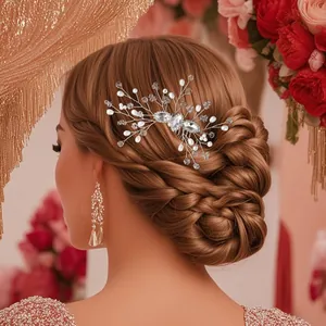 Vue détaillée du peigne de mariée avec fil d'argent, perles blanches et strass marquise