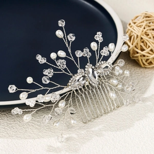 Détail du peigne de mariée avec strass marquise et perles blanches sur fil d'argent
