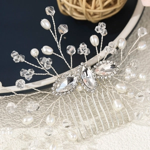 Détail du peigne de mariée avec strass marquise, perles et fil argenté tressé