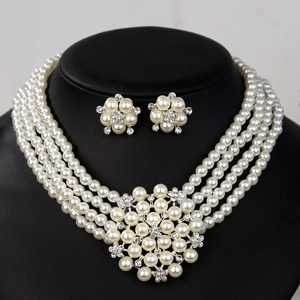 Parure luxueuse de collier de perles multicouches et boucles d'oreilles fleuries pour mariée