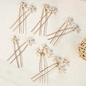 Dettaglio di 11 forcine per capelli con fiori di perle e steli dorati per acconciature