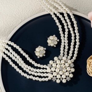 Vue détaillée du collier de perles à quatre rangs avec fermoir floral en cristal et boucles