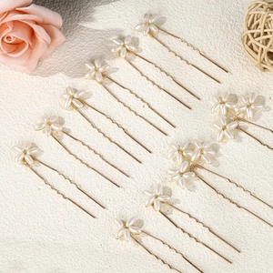 Dettaglio del set di forcine da sposa con fiori di perle fatti a mano e perni dorati a U