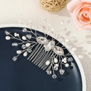 Détails d'un peigne de mariée avec élégants strass marquise et perles blanches