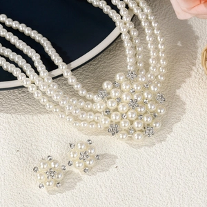 Parure luxueuse de bijoux en perles multicouches avec collier floral et boucles