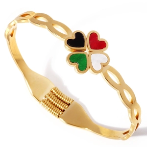 Bracciale a molla in acciaio al titanio dorato con ciondoli colorati a quadrifoglio