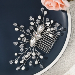 Peigne à cheveux de mariée élégant avec cristaux marquise et perles sur plateau bleu
