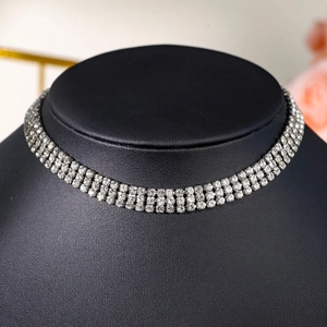 Vue macro du collier choker argenté à 8 rangs de strass sur un mannequin de bijoux