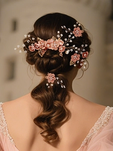 Detail von Braut-Haarkamm mit goldenen Blättern, Stoffblumen und Perlenverzierung