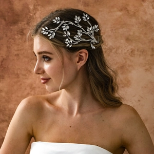 Vigne de cheveux de mariée en argent avec strass marquise sur un modèle, fond vintage