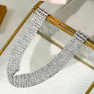 Gros plan détaillé d'un tour de cou à 8 rangs de strass sur un coffret à bijoux
