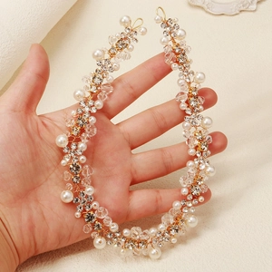 Vue macro détaillée d'un bandeau en fil d'or fait main avec perles et perles de cristal
