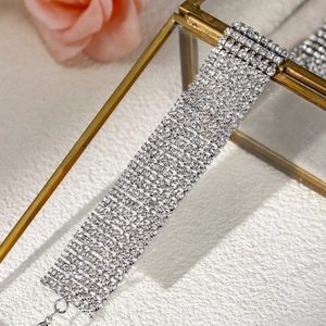 Vue détaillée du collier ras du cou argenté à 8 rangées avec strass brillants et luxueux