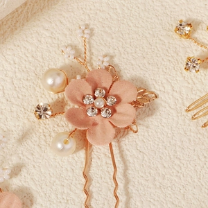 Detail einer matten rosa Blume Haarnadel mit weißen Perlen und Glitzersteinen