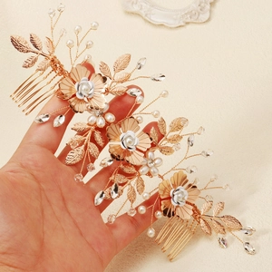 Ensemble de peignes de mariée avec feuilles métalliques dorées, fleurs et perles