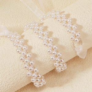 Vista dettagliata della cintura da sposa a tre fili di perle con eleganti nastri di seta