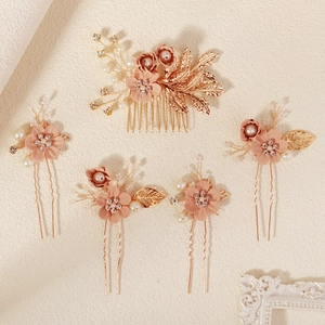 Detailansicht Haarkamm-Set mit rosa Chiffonblumen, goldenen Blättern und Perlen