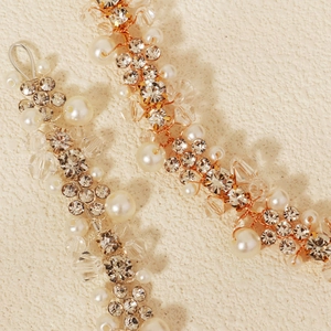 Détail d'un serre-tête fait main avec perles blanches et cristaux étincelants de luxe