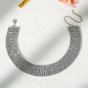 Collier choker 8 rangs de cristaux argentés étincelants avec fermoir mousqueton réglable